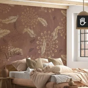 Słoneczna sypialnia urządzona w stylu boho z wieloma dodatkami. Wszystko utrzymane w beżowo-brązowej tonacji. Na tle tapety boho w delikatne piórka i geometryczny kształt.
