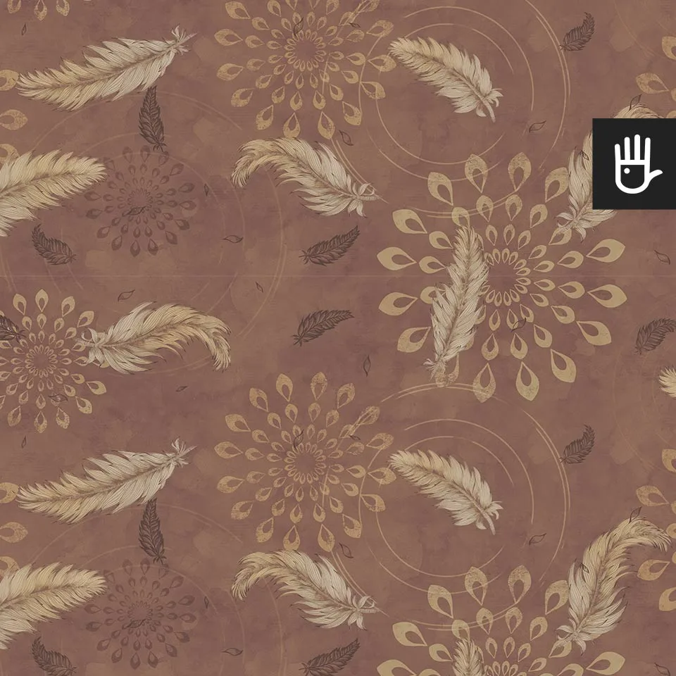 Tapeta Brązowe Boho utrzymana w ciepłym odcieniu brązu z delikatnymi piórkami i geometrycznymi wzorami przypominającymi mandale.