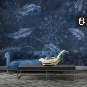 Nowoczesny salon w ciemnych kolorach a granatową pikowaną kanapą na tle tapety granatowe boho z delikatnymi piórkami