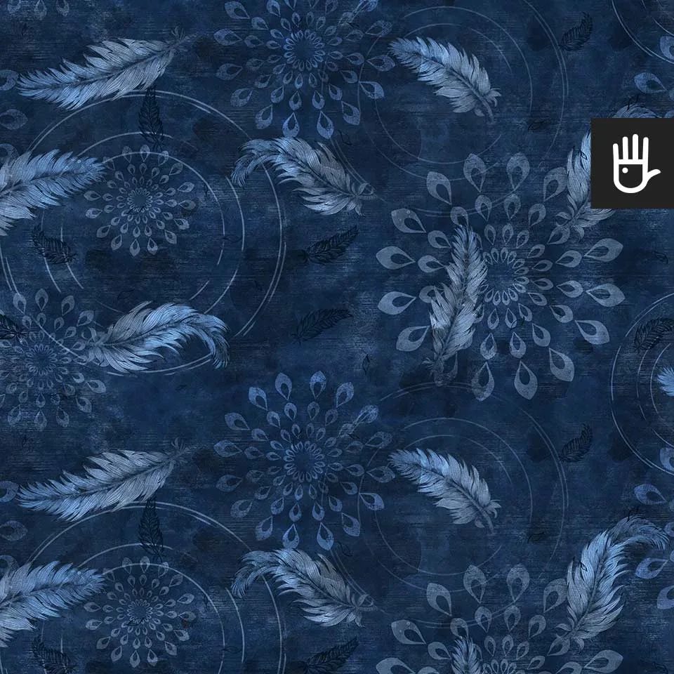 Tapeta Granatowe Boho utrzymana w wyrazistym odcieniu granatu z delikatnymi piórkami i geometrycznymi wzorami przypominającymi mandale.
