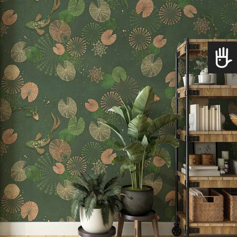Drewniany regał zastawiony dekoracjami w stylu boho obok dekoracyjnych kwiatów na tle zielonej tapety w rybki ze wzorem mandali