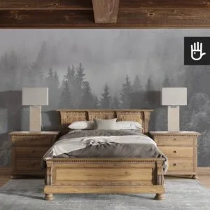 Rustykalna sypialnia z dużym drewnianym łóżkiem i stolikami nocnymi z dekoracyjną fototapetą las w białej mgle