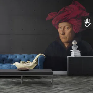 Klasyczny salon z granatową pikowaną kanapą i dekoracyjnym stolikiem kawowym, na tle fototapety z mężczyzną w turbanie