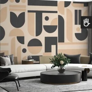 Nowoczesny salon z półokrągłą kanapą i płaskim stolikiem kawowym na tle fototapety w czarno beżowe figury geometryczne