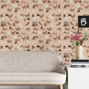 Jasny salon w stylu boho z beżową kanapą na tle tapety ze wzorem w bezowe kurki