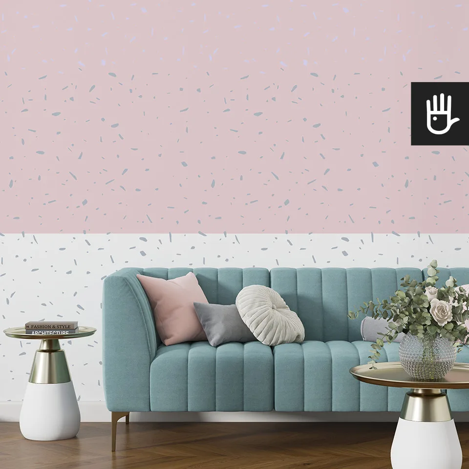 Salon w stylu glamour z turkusową kanapą i pastelowymi poduszkami i dodatkami w kolorze złota na tle fototapety lody truskawkowe