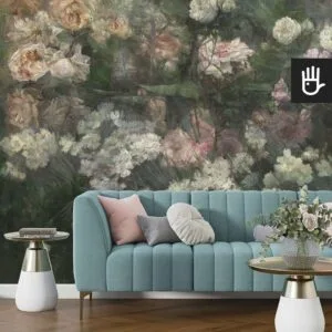 Salon w stylu glamour z turkusową kanapą i pastelowymi poduszkami i dodatkami w kolorze złota na tle fototapety majowy ogród