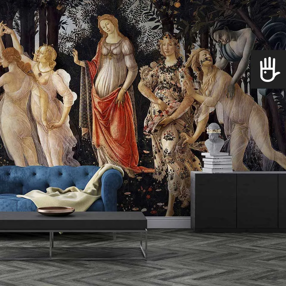 Salon w stylu klasycznym z granatową pikowaną kanapą i dekoracyjną gipsową rzeźbą na tle fototapety primavera z kolekcji reprodukcje