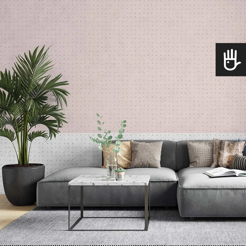 Nowoczesny salon z dużą szarą kanapą i stolikiem z imitacji kamienia na tle fototapety senne blaski