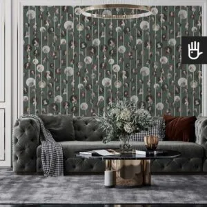 Klasyczny salon z szara pikowaną kanapą, urządzony w stylu glamour z wieloma złotymi dodatkami na tle tapety z podobiznami arystokratów