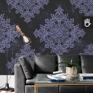 Nowoczesny salon ze skórzaną kanapą i ozdobną ławą z metalu udekorowany ciemną tapetą z geometrycznym wzorem