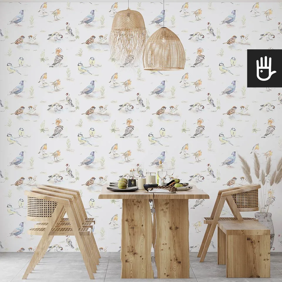 Jadalnia w stylu boho z drewnianym naturalnym stołem i ozdobnymi lampami wiszącymi na tle tapety w ptaki