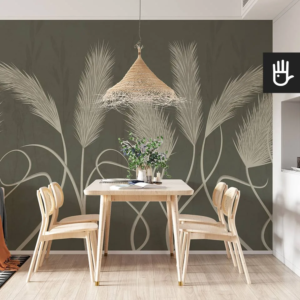 Jadalnia urządzona w stylu boho z naturalnymi meblami w jasnych kolorach i ozdobną lampą wiszącą na tle fototapety w wysokie trawy pampasowe