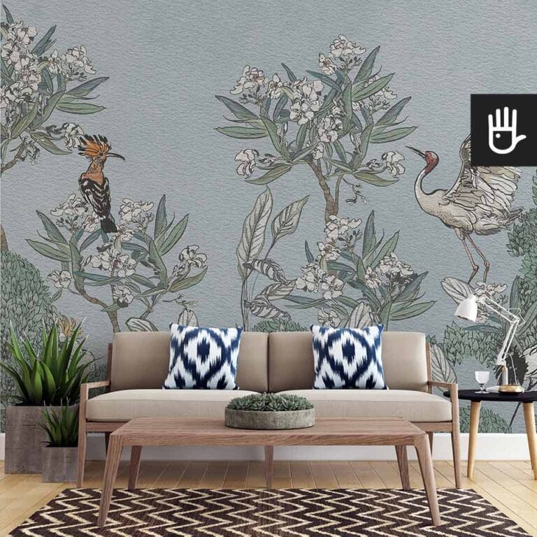 Przytulny salon w stylu boho z niebieskimi dodatkami na beżowej kanapie z dekoracyjną fototapetą ptasi ogród