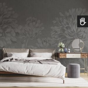 Przytulna minimalistyczna sypialnia z drewnianą toaletką z lusterkami ozdobiona ciemną fototapetą w szare kwiaty