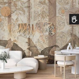 Jasny salon w stylu boho z bezowymi meblami i drewnianymi dodatkami ozdobiony dekoracyjną fototapetą beżowy tygrys