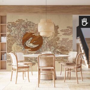 Jadalnia w stylu boho z drewnianymi krzesłami i okrągłym stołem na tle dekoracyjnej fototapety z beżowym słońcem i żurawiem