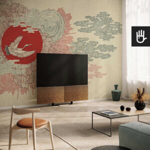 Nowoczesny salon z dekoracjami w stylu japandi z dużym telewizorem i ozdobną fototapetą z czerwonym słońcem i białym żurawiem