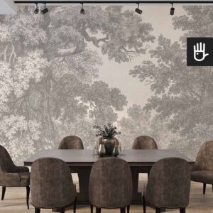 Nowoczesna jadalnia z dużym ciemnym stołem i materiałowymi krzesłami z dekoracyjnym wazonem na środku na tle fototapety ze starym lasem w odcieniach beżu