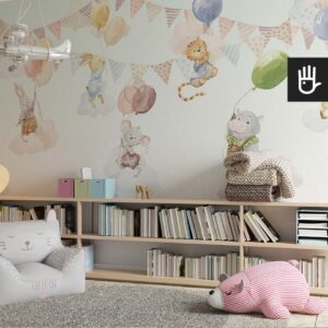 Przytulna bawialnia dla dzieci z książkami i miękkimi zabawkami udekorowana kolorową fototapetą ze zwierzątkami