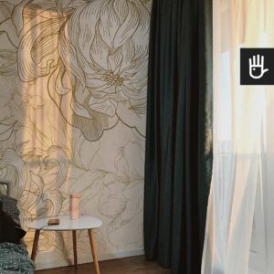 Przytulna sypialnia z dekoracyjnymi zielonymi zasłonami i prostym stolikiem nocnym na tle jasnej kwiatowej fototapety