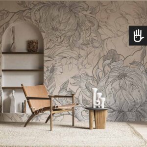 Jasny pokój urządzony w stylu rustykalnym ze skórzanym fotelem i drewnianym stolikiem ozdobiony jasną fototapetą w wielkie kwiaty