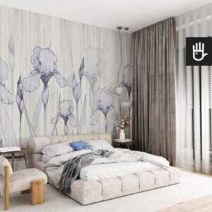 Przytulna sypialnia z tapicerowanym łóżkiem w beżowym odcieniu z niebieskimi dodatkami na tle fototapety w niebieskie irysy