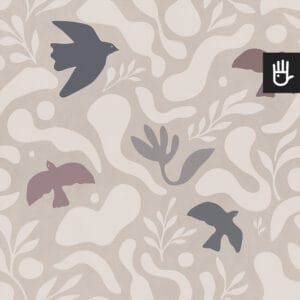 Fototapeta ulotna siena z granatowymi i fioletowymi ptaszkami na szarym tle z białymi abstrakcyjnymi plamami