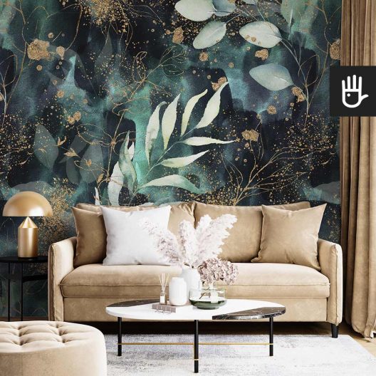 Salon glamour ze złotą kanapą na tle tapety ściennej w kolorze butelkowej zieleni z liśćmi ze złotymi akcentami