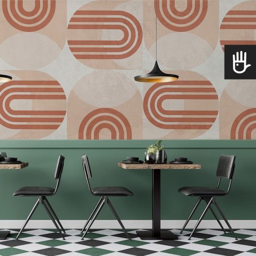 Retro kawiarnia z drewnianymi stolikami i czarnymi krzesłami z dekoracyjną ścianą w pomarańczowe geometryczne wzory