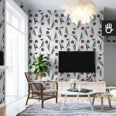 Jasny salon z balkonem urządzony w beżowych kolorach z drewnianymi dodatkami i tapetą w tulipany