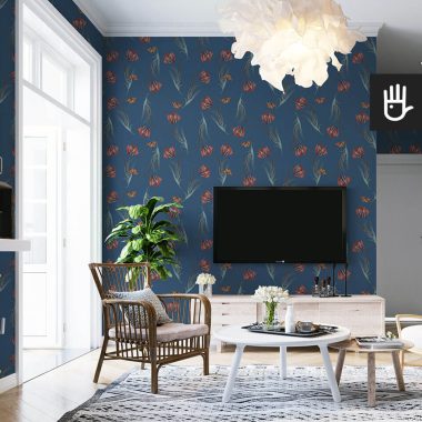 salon ze ścianą telewizyjną z tapetą w kwiaty w czerwone tulipany na niebieskim tle