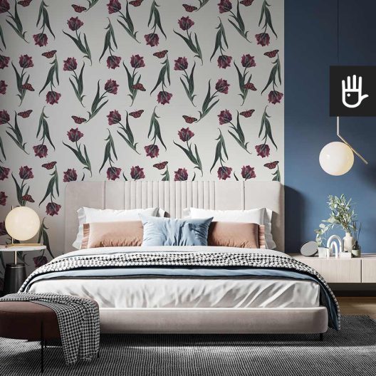 Jasna sypialnia z dużym łóżkiem z różowym obiciem i dużymi okrągłymi lampami na tle tapety biały tulipan