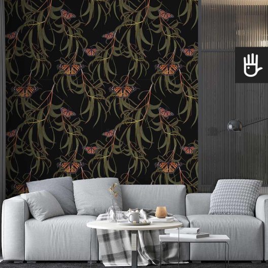 Przytulny salon z dużą szarą kanapą i dekoracyjnymi stolikami kawowymi ozdobiony tapetą w motyle na czarnym tle