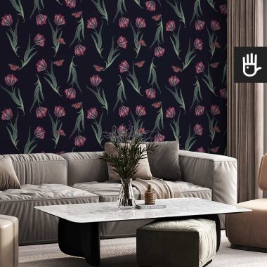 Przytulny salon z beżową kanapą i dużym stolikiem kawowym z kamienia udekorowany tapeta w tulipany na czarnym tle