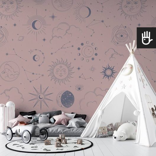 Przytulny pokój dziecięcy z zabawkowym namiotem tipi i wieloma zabawkami na tle tapety astro