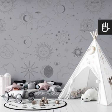 Przytulny pokój dziecięcy z zabawkowym namiotem tipi i wieloma zabawkami na tle tapety astro