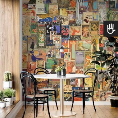 Jadalnia w pokoju w stylu eklektycznym z elementami vintage z fototapetą ścienną z secesyjnymi plakatami belle epoque w żywej kolorystyce