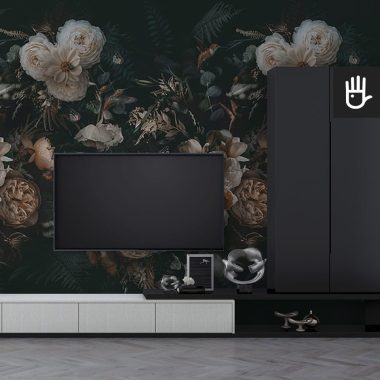 Nowoczesny jasny salon z biało-czarną szafką rtv ze srebrnymi i metalowymi dekoracjami na tle fototapety Buduar