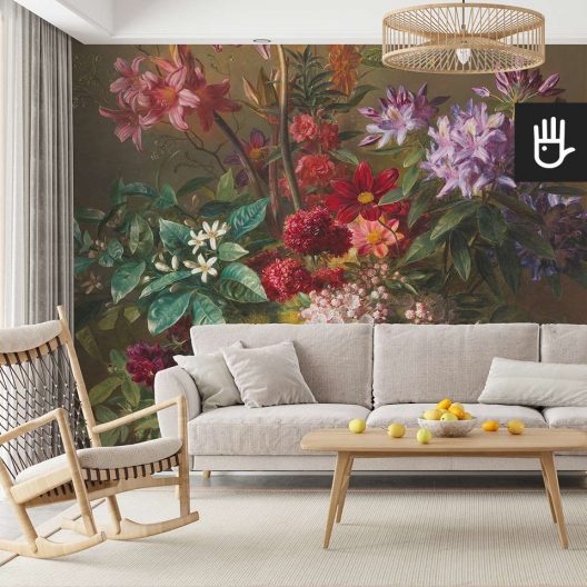 Skandynawski salon w stylu eko z beżową kanapą na tle ściany na której jest położona fototapeta bukiet wonnych kwiatów z kolorowymi kwiatami na ciemnym tle