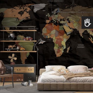 Loftowa młodzieżowa sypialnia z wieloma dekoracjami w starym stylu na tle fototapety czarna mapa świata