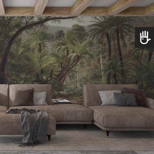 Przytulny salon z dużą brązową kanapą i drewnianymi dodatkami, na tle fototapety z tropikalnym lasem