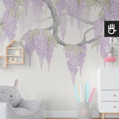 Przytulny pokój dziecięcy z szarą pufą i biało drewnianymi meblami ozdobiona fototapetą fioletowe wisterie