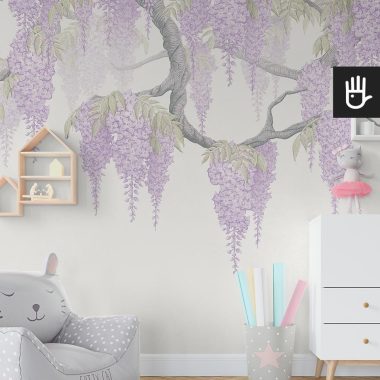 Przytulny pokój dziecięcy z szarą pufą i biało drewnianymi meblami ozdobiona fototapetą fioletowe wisterie