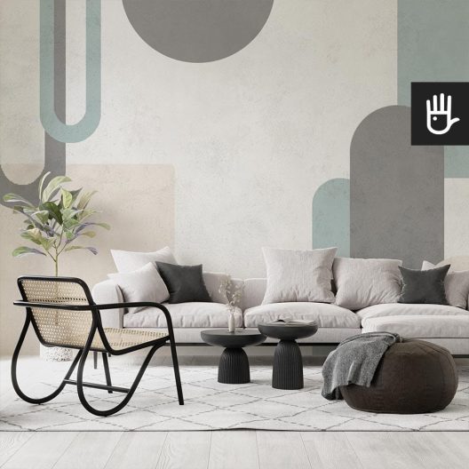 Przytulny salon z dużą kanapą w odcieniach szarości i dekoracyjnymi stolikami kawowymi na tle fototapety geometryczna harmonia