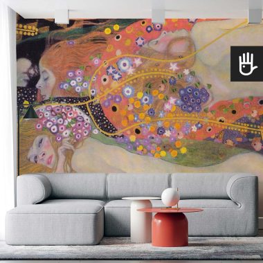 Nowoczesny salon z szarą kanapą i modną dekoracją ścienną, którą jest fototapeta Klimt z kolorową reprodukcją obrazu w dużej skali.