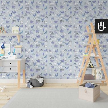 Jasny pokój dziecięcy z drewnianymi meblami i jasnymi dekoracjami ozdobiony tapetą w zwierzęce wzory