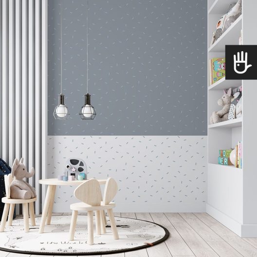 Jasny pokój dziecięcy z drewnianymi meblami i pluszowymi zabawkami z fototapetą mus borówkowy na ścianie