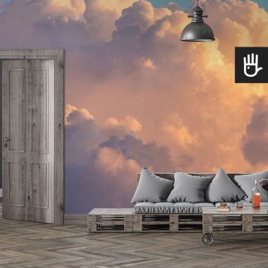 Salon w stylu industrialnym z metalowym regałem i siedziskiem z palet na tle fototapety w chmury