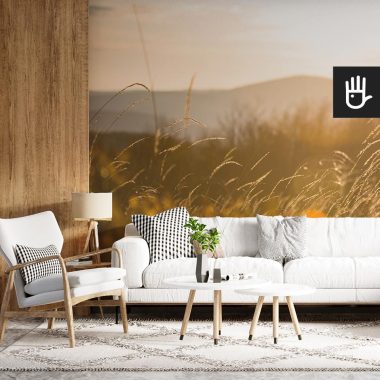 Przytulny salon w domku w górach z dekoracją ścienną, którą jest fototapeta Słońce w trawie